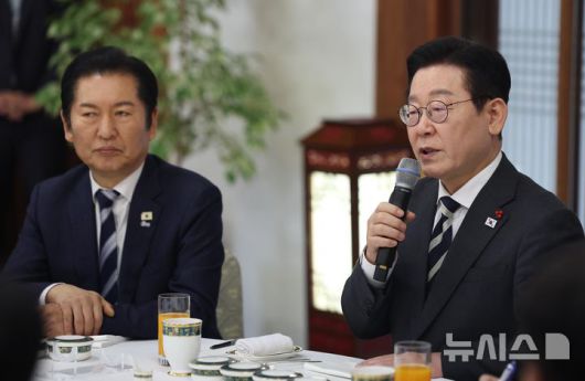 [서울=뉴시스] 고범준 기자 = 정청래 더불어민주당 대표가 16일 청와대 상춘재에서 열린 정당 지도부 초청 오찬에서 이재명 대통령의 발언을 듣고 있다. 2026.01.16. bjko@newsis.com