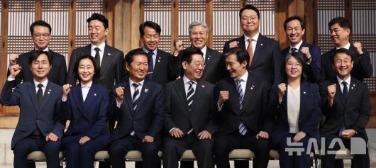 [서울=뉴시스] 고범준 기자 = 이재명 대통령이 16일 청와대 상춘재에서 열린 정당 지도부 초청 오찬에서 정당 지도부들과 기념촬영을 하고 있다. 2026.01.16. bjko@newsis.com