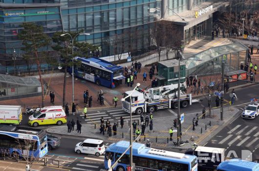 [서울=뉴시스] 추상철 기자 = 16일 오후 서울 서대문구 서대문역사거리에서 버스가 인도로 돌진한 사고가 발생해 경찰과 소방당국이 현장 수습을 하고 있다. 2026.01.16. scchoo@newsis.com