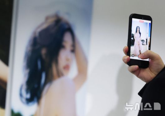 [서울=뉴시스] 김진아 기자 = 16일 서울 종로구 유스퀘이크에서 제니의 생일을 맞아 첫 사진전 '제니 포토 익스비션 J2NNI5'(JENNIE PHOTO EXHIBITION 'J2NNI5')가 열리고 있다.   이번 전시는 의도되지 않은 순간 속에서 발견한 제니의 가장 본연의 조각들을 마주하는 전시로, 이날부터 29일까지 열린다. 전시와 함께 전 세계 3000개 한정 수량의 사진집도 출시된다. 2026.01.16. bluesoda@newsis.com