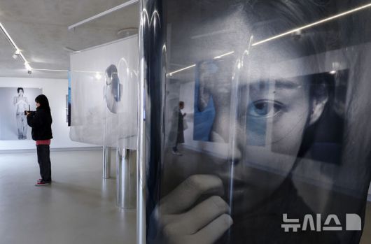 [서울=뉴시스] 김진아 기자 = 16일 서울 종로구 유스퀘이크에서 제니의 생일을 맞아 첫 사진전 '제니 포토 익스비션 J2NNI5'(JENNIE PHOTO EXHIBITION 'J2NNI5')가 열리고 있다.   이번 전시는 의도되지 않은 순간 속에서 발견한 제니의 가장 본연의 조각들을 마주하는 전시로, 이날부터 29일까지 열린다. 전시와 함께 전 세계 3000개 한정 수량의 사진집도 출시된다. 2026.01.16. bluesoda@newsis.com