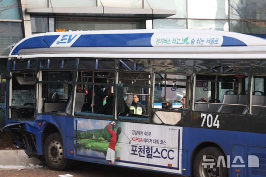 [서울=뉴시스] 추상철 기자 = 16일 오후 서울 서대문구 서대문역사거리에서 버스가 인도로 돌진한 사고가 발생해 경찰과 소방당국이 현장 수습을 하고 있다. 2026.01.16. scchoo@newsis.com