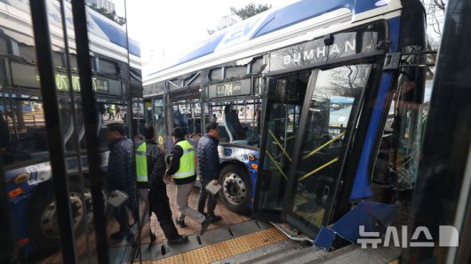 [서울=뉴시스] 추상철 기자 = 16일 오후 서울 서대문구 서대문역사거리에서 버스가 인도로 돌진한 사고가 발생해 경찰과 소방당국이 현장 수습을 하고 있다. 2026.01.16. scchoo@newsis.com