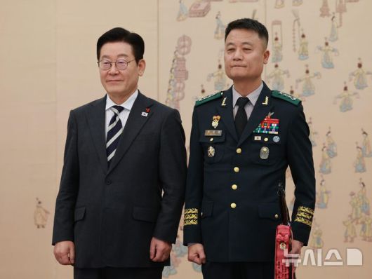 [서울=뉴시스] 고범준 기자 = 이재명 대통령이 16일 청와대 본관에서 열린 3성 장군 진급·보직 신고 및 수치 수여식에서 박성제 육군특수전사령부 사령관과 기념촬영 하고 있다. 2026.01.16. bjko@newsis.com