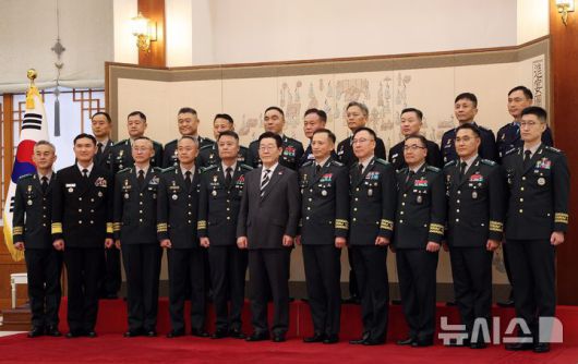 [서울=뉴시스] 고범준 기자 = 이재명 대통령이 16일 청와대 본관에서 열린 3성 장군 진급·보직 신고 및 수치 수여식에서 중장 진급자들과 기념촬영 하고 있다. 2026.01.16. bjko@newsis.com