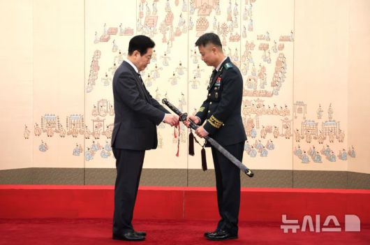 [서울=뉴시스] 고범준 기자 = 이재명 대통령이 16일 청와대 본관에서 열린 3성 장군 진급·보직 신고 및 수치 수여식에서 박성제 육군특수전사령부 사령관의 삼정검에 수치를 달아주고 있다. 2026.01.16. bjko@newsis.com
