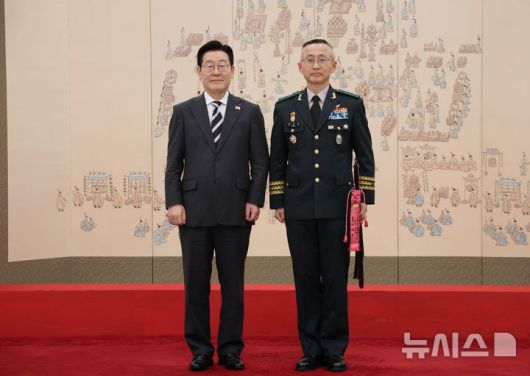 [서울=뉴시스] 고범준 기자 = 이재명 대통령이 16일 청와대 본관에서 열린 3성 장군 진급·보직 신고 및 수치 수여식에서 최성진 7군단장과 기념촬영 하고 있다. 2026.01.16. bjko@newsis.com
