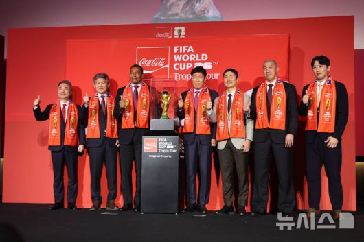 [서울=뉴시스] 황준선 기자 = 전 브라질 축구 국가대표 선수 지우베르투 시우바를 비롯한 참석자들이 16일 오후 서울 용산구 CGV용산아이파크몰에서 열린 FIFA 월드컵 트로피 투어 미디어 간담회에서 기념촬영을 하고 있다. 사진 왼쪽부터 이준엽 한국 코카 콜라 대표이사, 김승희 대한축구협회 전무, 지우베르투 시우바, 차범근 전 감독, 이영표 해설위원, 차두리 감독, 구자철 전 선수. 2026.01.16. hwang@newsis.com