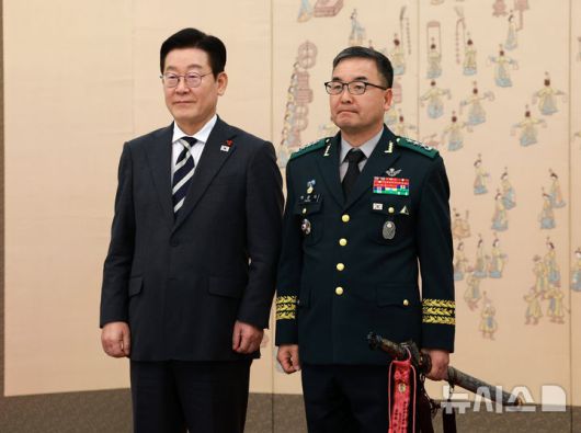 [서울=뉴시스] 고범준 기자 = 이재명 대통령이 16일 청와대 본관에서 열린 3성 장군 진급·보직 신고 및 수치 수여식에서 박춘식 육군군수사령부 사령관과 기념촬영을 하고 있다. 2026.01.16. bjko@newsis.com