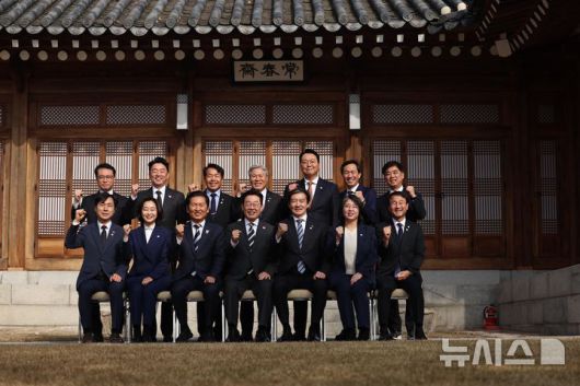 [서울=뉴시스] 고범준 기자 = 이재명 대통령이 16일 청와대 상춘재에서 열린 정당 지도부 초청 오찬에서 정당 지도부들과 기념촬영을 하고 있다. 2026.01.16. bjko@newsis.com