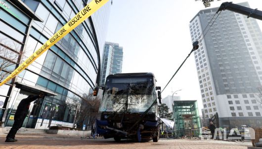 [서울=뉴시스] 추상철 기자 = 16일 오후 서울 서대문구 서대문역사거리에서 버스가 인도로 돌진한 사고가 발생해 경찰과 소방당국이 현장 수습을 하고 있다. 2026.01.16. scchoo@newsis.com