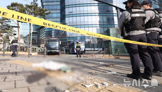 [서울=뉴시스] 추상철 기자 = 16일 오후 서울 서대문구 서대문역사거리에서 버스가 인도로 돌진한 사고가 발생해 경찰과 소방당국이 현장 수습을 하고 있다. 2026.01.16. scchoo@newsis.com