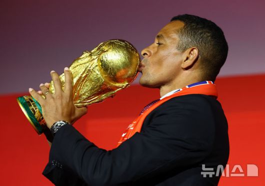 [서울=뉴시스] 황준선 기자 = FIFA 글로벌 홍보대사인 전 브라질 축구 국가대표 지우베르투 시우바가 16일 오후 서울 용산구 CGV용산아이파크몰에서 열린 FIFA 월드컵 트로피 투어 미디어 간담회에서 FIFA 월드컵 트로피에 입을 맞추고 있다. 2026.01.16. hwang@newsis.com