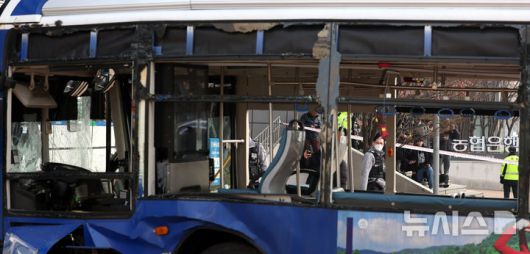 [서울=뉴시스] 추상철 기자 = 16일 오후 서울 서대문구 서대문역사거리에서 버스가 인도로 돌진한 사고가 발생해 경찰과 소방당국이 현장 수습을 하고 있다. 2026.01.16. scchoo@newsis.com