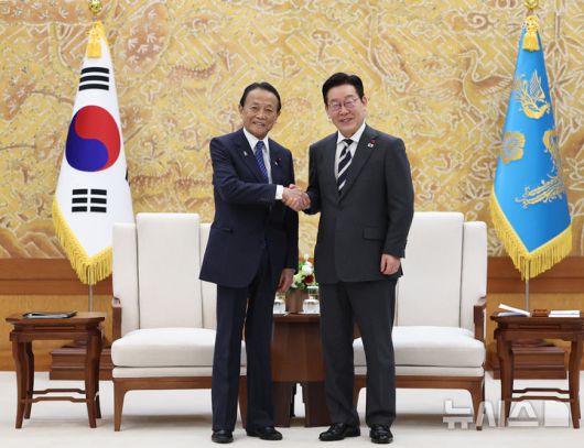 [서울=뉴시스] 고범준 기자 = 이재명 대통령이 16일 청와대 본관에서 아소 다로 전 일본 총리를 접견에 앞서 악수하고 있다. (청와대통신사진기자단) 2026.01.16. bjko@newsis.com