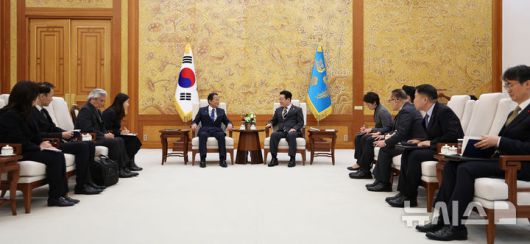 [서울=뉴시스] 고범준 기자 = 이재명 대통령이 16일 청와대 본관에서 아소 다로 전 일본 총리를 접견하고 있다. (청와대통신사진기자단) 2026.01.16. bjko@newsis.com