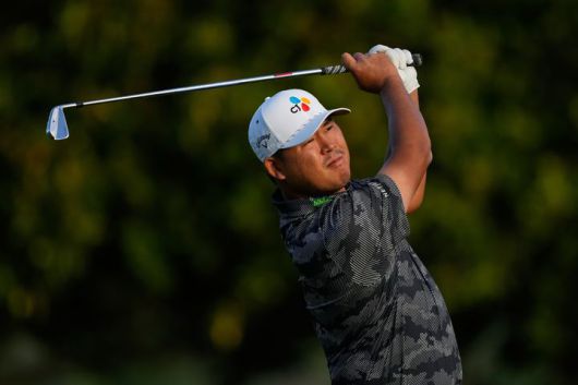 [호놀룰루=AP/뉴시스] 김시우가 16일(현지 시간) 미 하와이주 호놀룰루의 와이알레이 컨트리클럽에서 열린 미국프로골프(PGA) 투어 소니 오픈 인 하와이 2라운드 11번 홀에서 티샷하고 있다. 첫날 공동 59위였던 김시우는 경기가 진행 중인 가운데 중간 합계 5언더파 135타로 2라운드를 마쳤다. 2026.01.17.