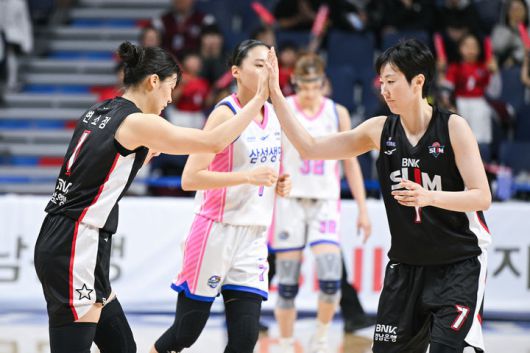 [서울=뉴시스] 여자프로농구 부산 BNK의 박혜진(오른쪽). (사진=WKBL 제공)