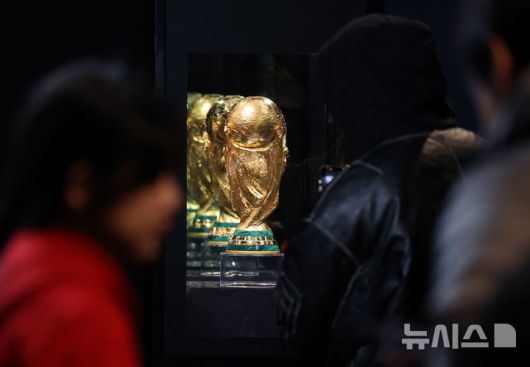 [서울=뉴시스] 배훈식 기자 = 코카-콜라 '오리지널 FIFA 월드컵™ 트로피'가 일반에 공개된 17일 오전 서울 용산구 CGV 용산아이파크몰을 찾은 시민들이 공식 트로피를 관람하고 있다. 2026.01.17. dahora83@newsis.com
