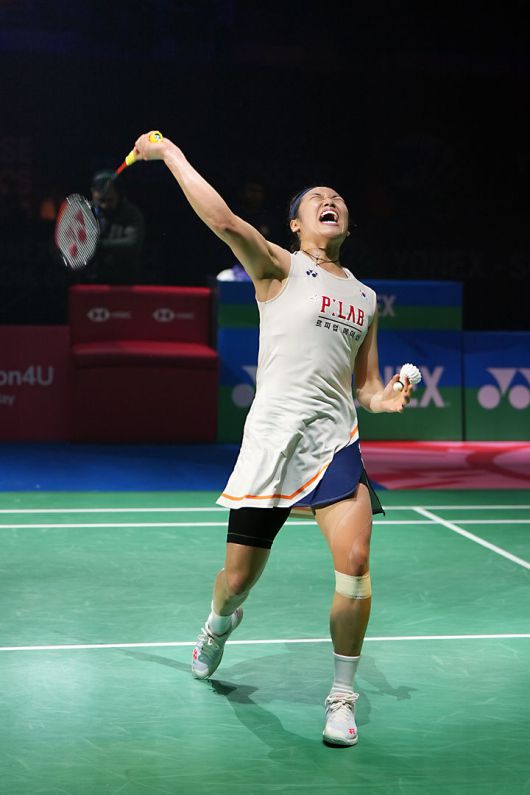 [뉴델리=AP/뉴시스] 안세영(1위)이 18일(현지 시간) 인도 뉴델리에서 열린 2026 세계배드민턴연맹(BWF) 월드투어 슈퍼 750 인도오픈 여자 단식 결승에서 왕즈이(2위·중국)를 물리친 후 환호하고 있다. 안세영이 2-0(21-13 21-11)으로 승리하며 대회 2연패를 달성했다. 2026.01.18.