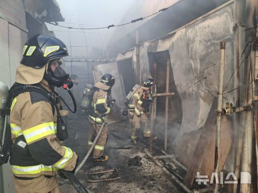 [영덕=뉴시스] 안병철 기자 = 지난 17일 오전 8시40분께 경북 영덕군 축산면 한 축사에서 화재가 발생했다.(사진=경북소방본부 제공) 2026.01.18. photo@newsis.com