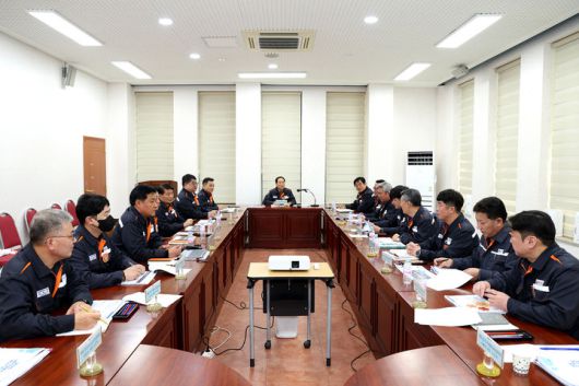 [거제=뉴시스] 신정철 기자= 한화오션 사내협력사협의회(회장 김성구)가 지난 16일, 거제상공회의소에서 워크숍을 열고 안전한 사업장 만들기와 생산성 향상에 힘을 쏟기로 했다.사진은 한화오션 사내협력사협의회 관계자들이 안전실천다짐 및 생산성 향상 워크숍을 진행하고 있는 모습.(사진=한화오션사내협력사협의회 제공).2026.01.18. photo@newsis.com *재판매 및 DB 금지