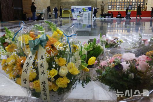 [서울=뉴시스] 고승민 기자 = 단식투쟁 4일째인 장동혁 국민의힘 대표가 18일 서울 여의도 국회 로텐더홀에서 투쟁을 이어가고 있다. 장 대표를 응원하는 꽃바구니가 놓여 있다. 2026.01.18. kkssmm99@newsis.com