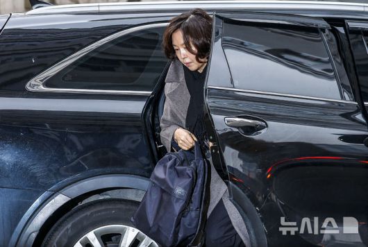 [서울=뉴시스] 정병혁 기자 = 공천 헌금 의혹을 받는 김경 서울시의원이 18일 서울 마포구 공공범죄수사대에서 경찰 조사를 받기위해 출석하고 있다. 2026.01.18. jhope@newsis.com