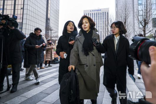 [서울=뉴시스] 정병혁 기자 = 공천 헌금 의혹을 받는 김경 서울시의원이 18일 서울 마포구 공공범죄수사대에서 경찰 조사를 받기위해 출석하고 있다. 2026.01.18. jhope@newsis.com