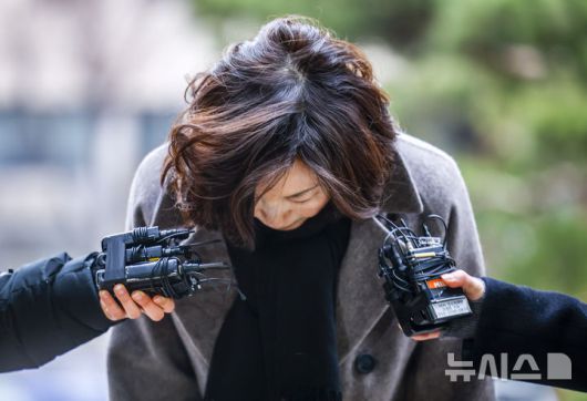 [서울=뉴시스] 정병혁 기자 = 공천 헌금 의혹을 받는 김경 서울시의원이 18일 서울 마포구 공공범죄수사대에서 경찰 조사를 받기위해 출석하며 고개를 숙이고 있다. 2026.01.18. jhope@newsis.com