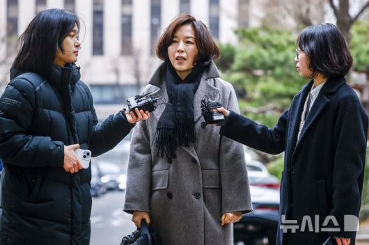 [서울=뉴시스] 정병혁 기자 = 공천 헌금 의혹을 받는 김경 서울시의원이 18일 서울 마포구 공공범죄수사대에서 경찰 조사를 받기위해 출석하며 취재진 질문에 답하고 있다. 2026.01.18. jhope@newsis.com