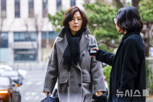 [서울=뉴시스] 정병혁 기자 = 공천 헌금 의혹을 받는 김경 서울시의원이 18일 서울 마포구 공공범죄수사대에서 경찰 조사를 받기위해 출석하며 취재진 질문에 답하고 있다. 2026.01.18. jhope@newsis.com