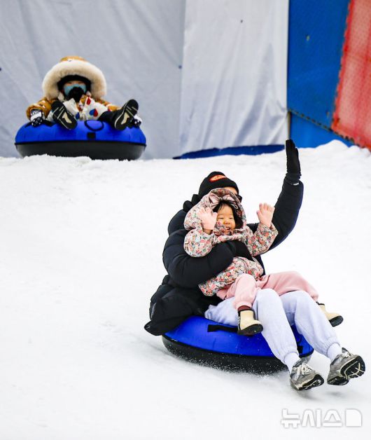 [서울=뉴시스] 정병혁 기자 = 18일 서울 영등포구 여의도한강공원 눈썰매장을 찾은 시민과 어린이들이 즐거운 시간을 보내고 있다. 2026.01.18. jhope@newsis.com