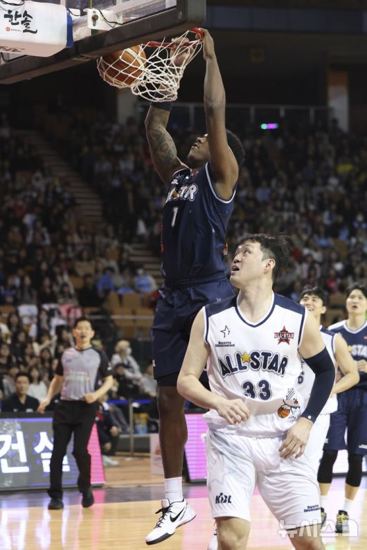 [서울=뉴시스] 김근수 기자 = 18일 오후 서울 송파구 잠실실내체육관에서 열린 2025-2026 LG전자 프로농구 올스타전 TEAM 브라운 대 TEAM 코니의 경기, TEAM 브라운 네이던 나이트가 덩크슛을 하고 있다. 2026.01.18. ks@newsis.com
