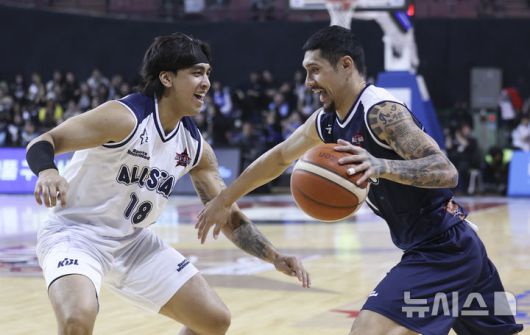 [서울=뉴시스] 김근수 기자 = 18일 오후 서울 송파구 잠실실내체육관에서 열린 2025-2026 LG전자 프로농구 올스타전 TEAM 브라운 대 TEAM 코니의 경기, TEAM 브라운 이선 알바노가 돌파를 하고 있다. 2026.01.18. ks@newsis.com