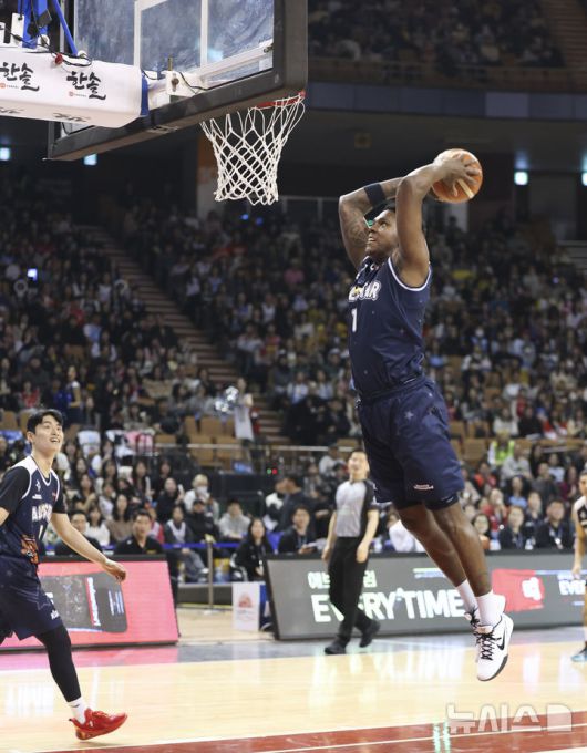 [서울=뉴시스] 김근수 기자 = 18일 오후 서울 송파구 잠실실내체육관에서 열린 2025-2026 LG전자 프로농구 올스타전 TEAM 브라운 대 TEAM 코니의 경기, TEAM 브라운 네이던 나이트가 덩크슛을 하고 있다. 2026.01.18. ks@newsis.com