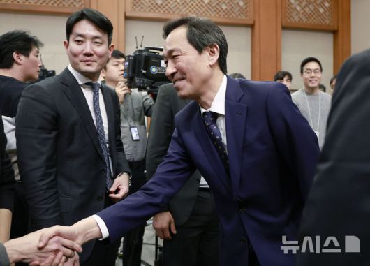 [서울=뉴시스] 최동준 기자 = 사의를 표명한 우상호 정무수석이 18일 청와대에서 기자들과 인사하고 있다. 2026.01.18. photocdj@newsis.com