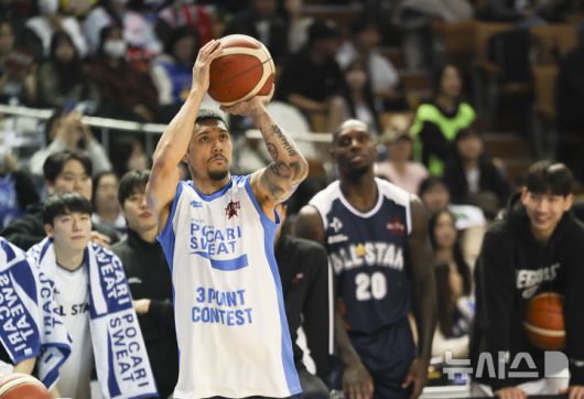 [서울=뉴시스] 김근수 기자 = 18일 오후 서울 송파구 잠실실내체육관에서 열린 2025-2026 LG전자 프로농구 올스타전 TEAM 브라운 대 TEAM 코니의 경기, TEAM 브라운 이선 알바노가 3점슛 콘테스트에서 슛을 하고 있다. 2026.01.18. ks@newsis.com