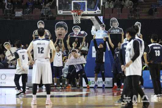 [서울=뉴시스] 김근수 기자 = 18일 오후 서울 송파구 잠실실내체육관에서 열린 2025-2026 LG전자 프로농구 올스타전 TEAM 브라운 대 TEAM 코니의 경기, TEAM 브라운 선수들이 TEAM 브라운 양동근 감독의 자유투를 방해하고 있다. 2026.01.18. ks@newsis.com