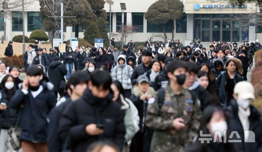 [서울=뉴시스] 조성우 기자 = 18일 오후 서울 동대문구 한국외국어대학교 서울캠퍼스에서 2026학년도 편입학 필기고사를 치른 수험생들이 고사장을 나서고 있다. 2026.01.18. xconfind@newsis.com