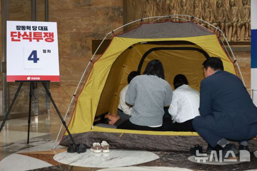 [서울=뉴시스] 고승민 기자 = 나흘째 단식투쟁 중인 장동혁 국민의힘 대표가 18일 서울 여의도 국회 로텐더홀에서 의료진에게 진찰을 받고 있다. 2026.01.07. kkssmm99@newsis.com
