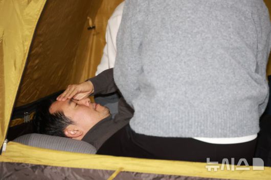 [서울=뉴시스] 고승민 기자 = 나흘째 단식투쟁 중인 장동혁 국민의힘 대표가 18일 서울 여의도 국회 로텐더홀에서 의료진에게 진찰을 받고 있다. 2026.01.07. kkssmm99@newsis.com