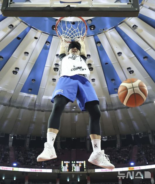 [서울=뉴시스] 김근수 기자 = 18일 오후 서울 송파구 잠실실내체육관에서 열린 2025-2026 LG전자 프로농구 올스타전 TEAM 브라운 대 TEAM 코니의 경기, 덩크슛 콘테스트에서 서울삼성 조준희가 덩크슛을 하고 있다.  2026.01.18. ks@newsis.com