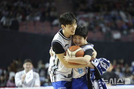 [서울=뉴시스] 김근수 기자 = 18일 오후 서울 송파구 잠실실내체육관에서 열린 2025-2026 LG전자 프로농구 올스타전 TEAM 브라운 대 TEAM 코니의 경기, 덩크슛 콘테스트에서 서울삼성 조준희가 우승하고 어린이 팬과 기쁨을 나누고 있다.  2026.01.18. ks@newsis.com
