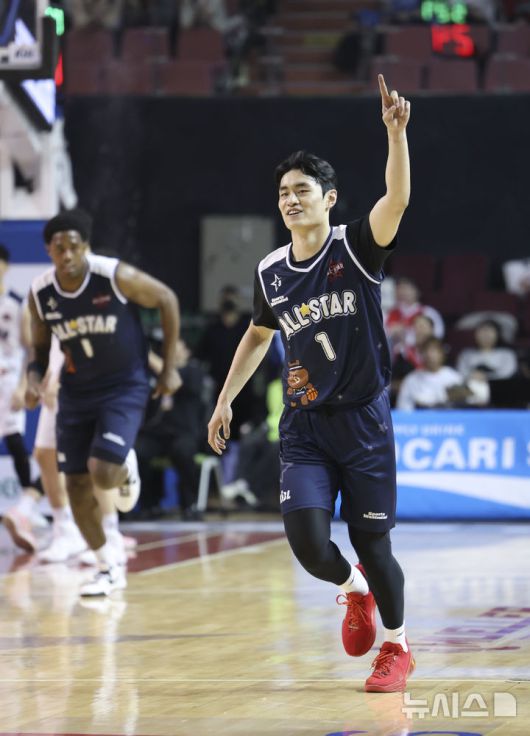 [서울=뉴시스] 김근수 기자 = 18일 오후 서울 송파구 잠실실내체육관에서 열린 2025-2026 LG전자 프로농구 올스타전 TEAM 브라운 대 TEAM 코니의 경기, 팀 브라운 유기상이 3점슛을 넣고 기뻐하고 있다.  2026.01.18. ks@newsis.com
