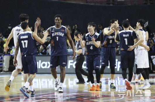 [서울=뉴시스] 김근수 기자 = 18일 오후 서울 송파구 잠실실내체육관에서 열린 2025-2026 LG전자 프로농구 올스타전 TEAM 브라운 대 TEAM 코니의 경기에서 TEAM 브라운이 TEAM 코니를 131-109로 승리를 거두고 선수들끼리 인사를 나누고 있다.  2026.01.18. ks@newsis.com