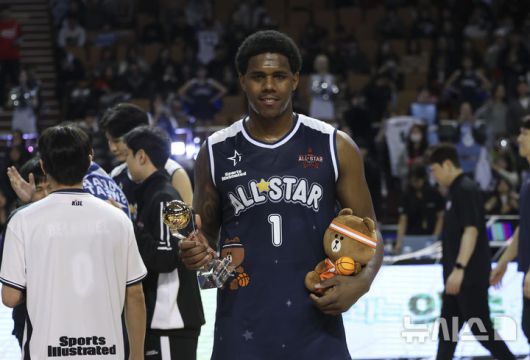 [서울=뉴시스] 김근수 기자 = 18일 오후 서울 송파구 잠실실내체육관에서 열린 2025-2026 LG전자 프로농구 올스타전 TEAM 브라운 대 TEAM 코니의 경기에서 TEAM 브라운이 TEAM 코니를 131-109로 승리, TEAM 브라운 네이던 나이트가 MVP로 선정되고 기념촬영을 하고 있다.  2026.01.18. ks@newsis.com