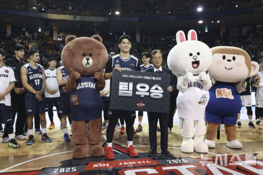 [서울=뉴시스] 김근수 기자 = 18일 오후 서울 송파구 잠실실내체육관에서 열린 2025-2026 LG전자 프로농구 올스타전 TEAM 브라운 대 TEAM 코니의 경기에서 TEAM 브라운이 TEAM 코니를 131-109로 승리, TEAM 브라운 유기상이 기념촬영을 하고 있다.  2026.01.18. ks@newsis.com