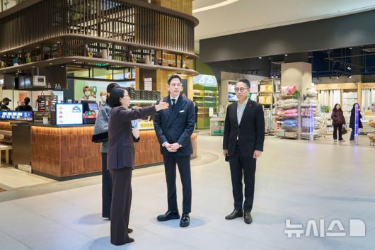 [서울=뉴시스] 정용진(가운데) 신세계그룹 회장이 16일 경기 파주시 운정신도시에 위치한 스타필드 빌리지 운정을 찾아 현장경영을 하고 있다. (사진=신세계그룹 제공) 2026.01.19. photo@newsis.com
