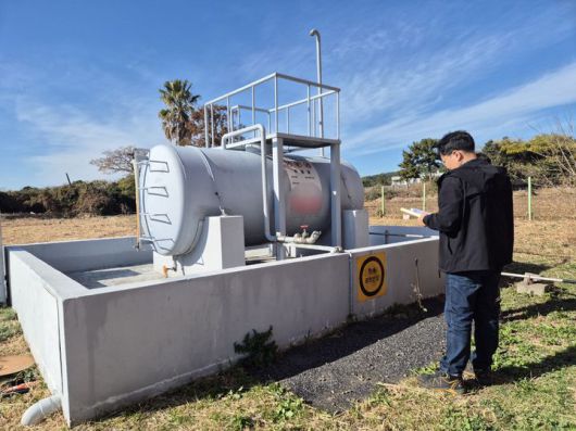 [서귀포=뉴시스] 서귀포시 관계자가 관내 환경오염물질 배출사업장 점검을 실시하고 있다. (사진=서귀포시 제공) 2026.01.19. photo@newsis.com *재판매 및 DB 금지
